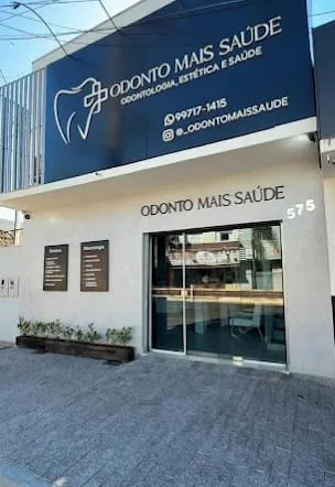 Fachada da Odonto Mais Saúde, com o número 575